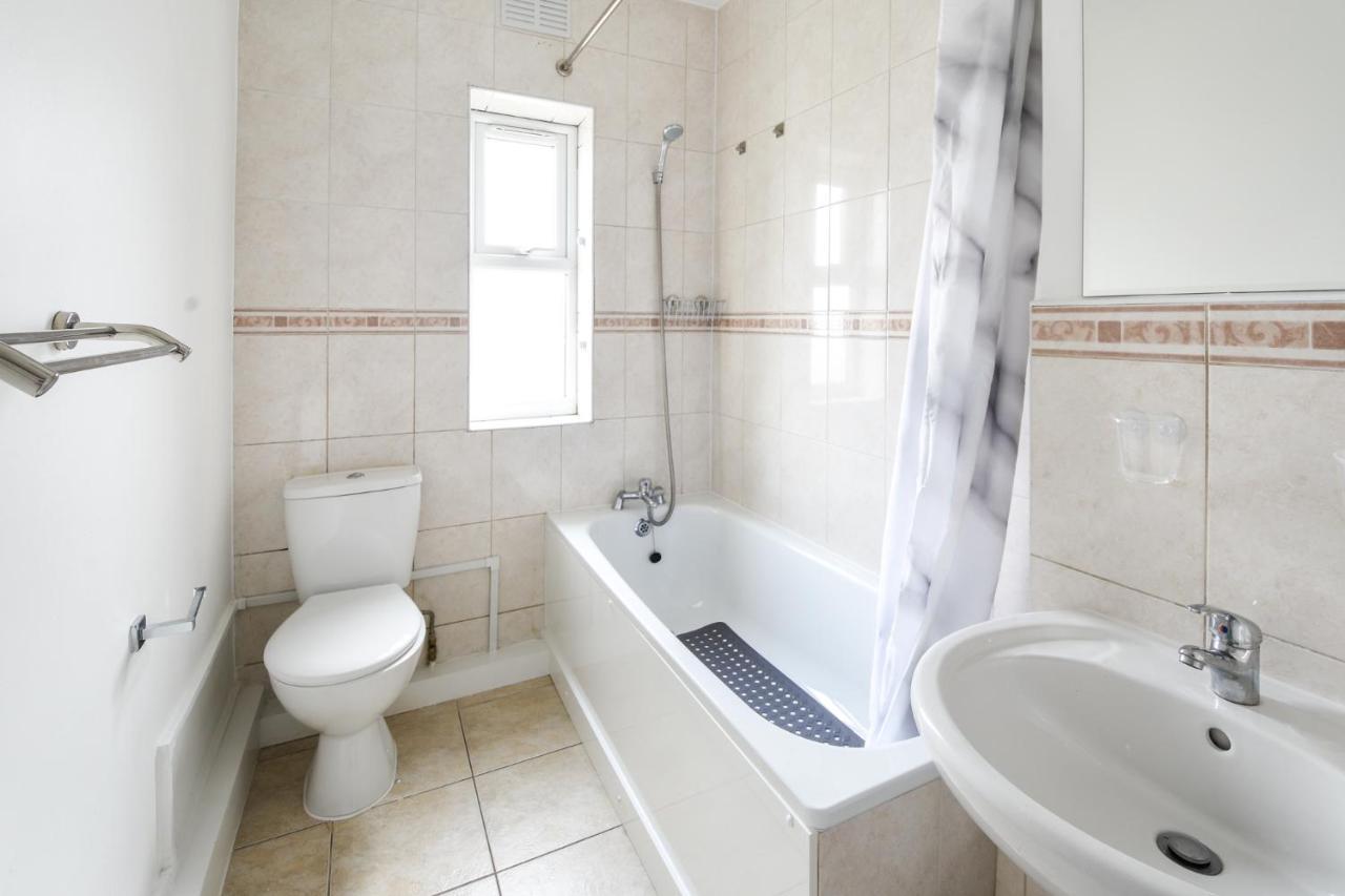 Great Spacious 2 Bedroom Flat 헨던 외부 사진